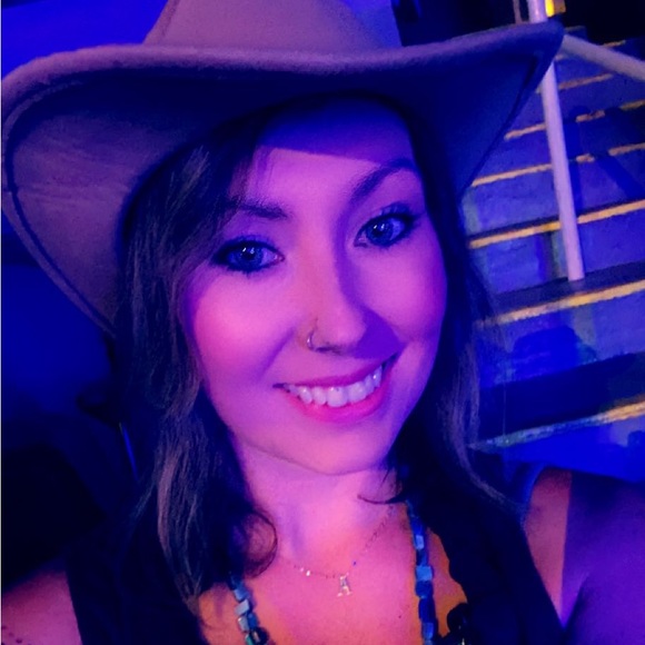 Meet your Posher, Ashley! - Picture 9 of 16